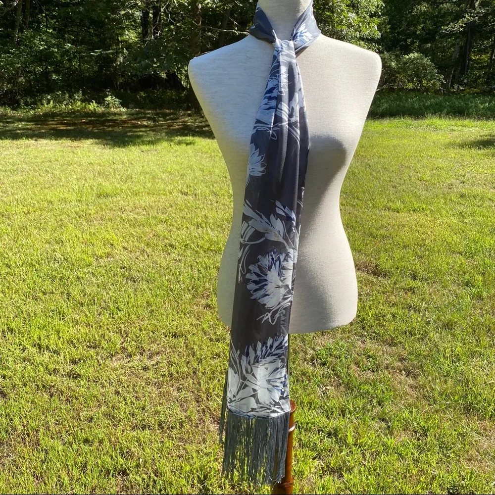 VINCE CAMUTO SCARF GRAY WHITE FLORAL FRINGE LONG RECTANGLE ACCESSORY WRAP